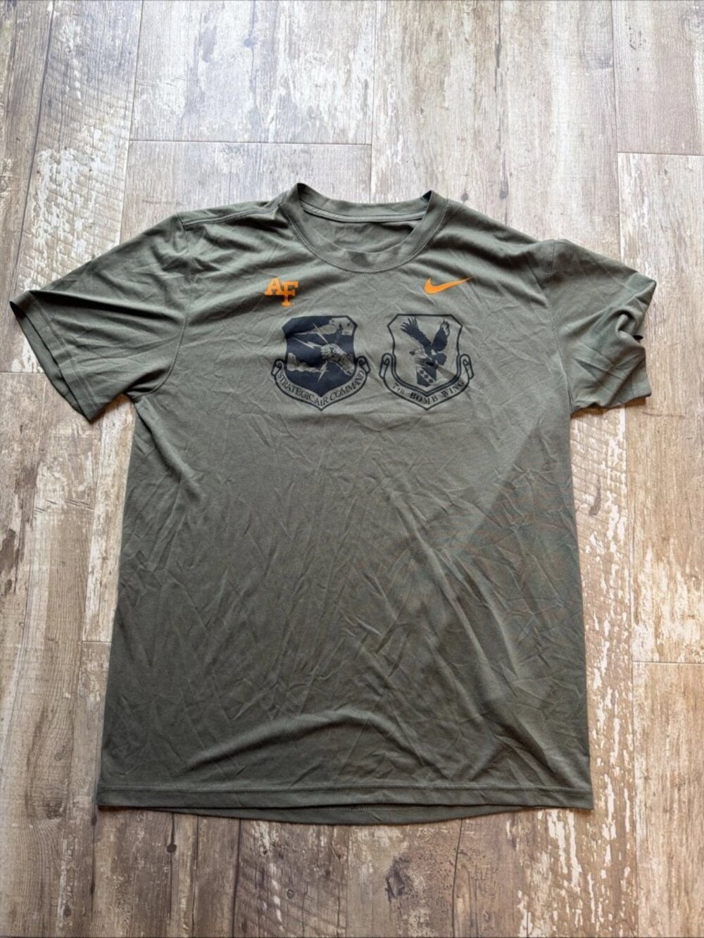 NIKE Dri-Fit Air Force Falcons Rivalry Badge Legend T-Shirt Olive Men’s La